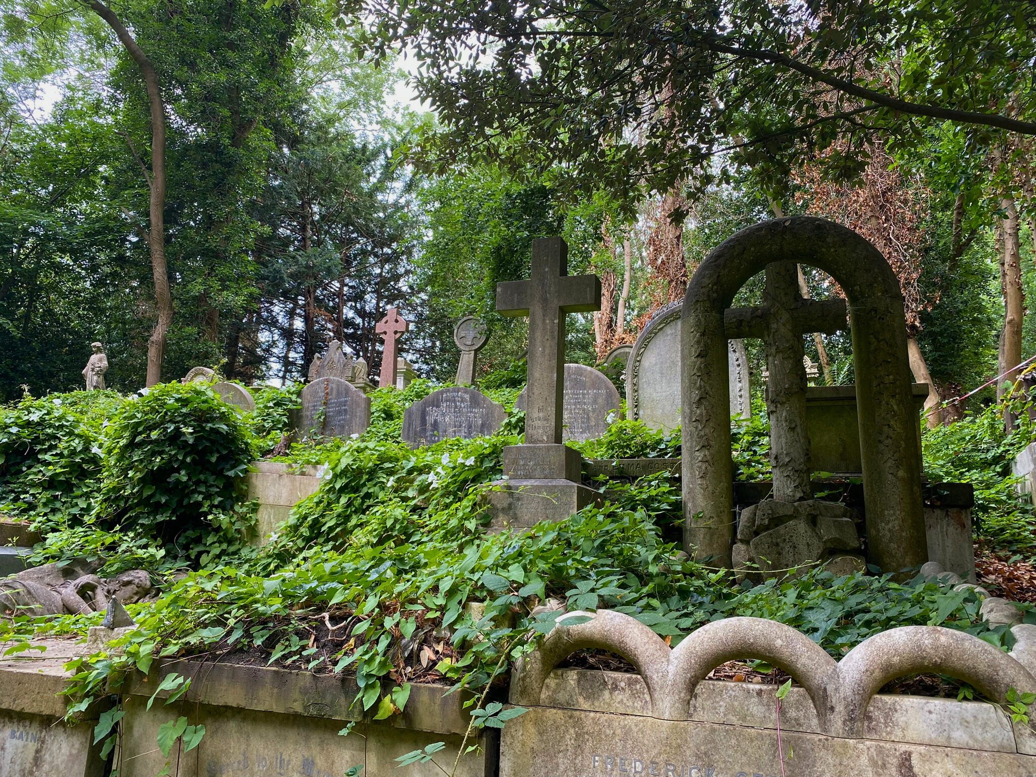 Highgate Cemetery: The Wild West Side